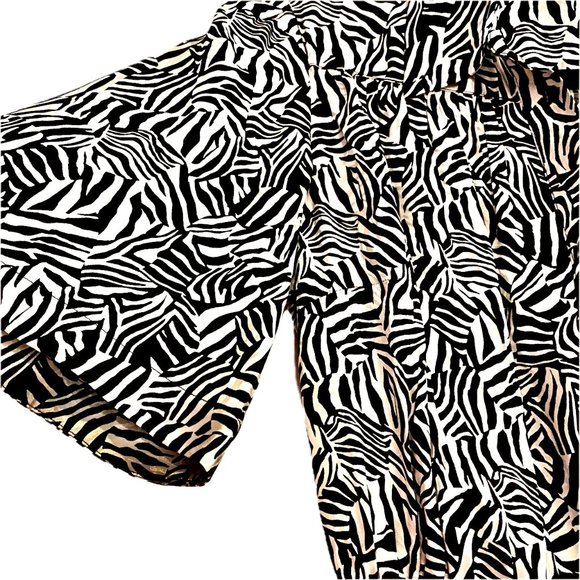 Michael Kors Button-upRomper Zip Shorts Flutter Sleeve Black White Pattern  Sz 2 - Picture 3 of 6